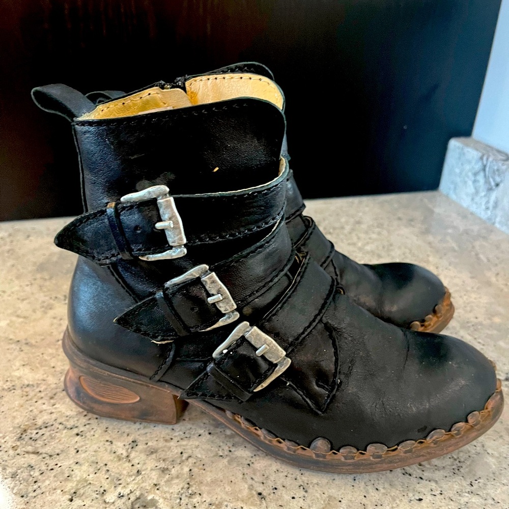Rovers low heel bootie